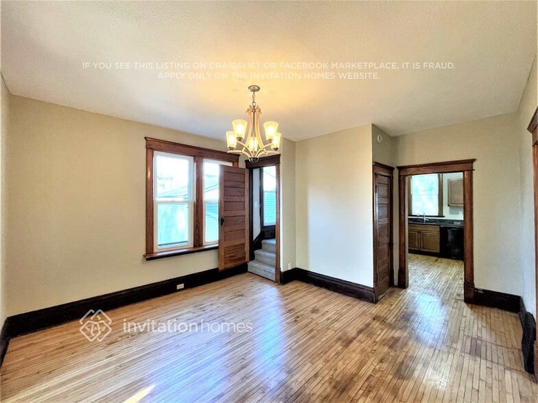 Building Photo - 496 Bay St