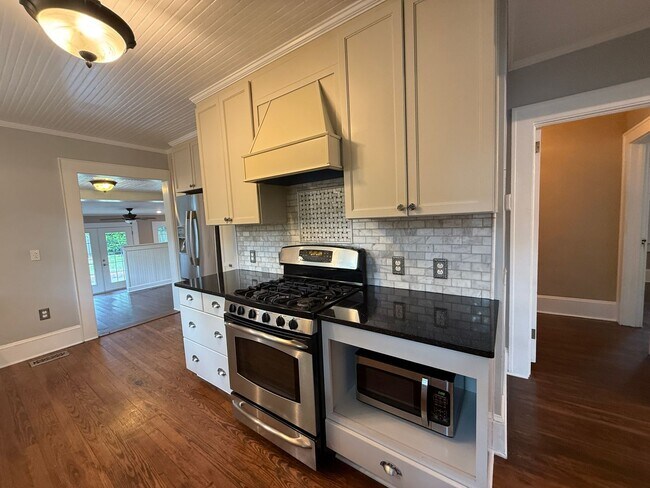 Building Photo - Gorgeous 4 Bed, 3 Bath Haymount Home