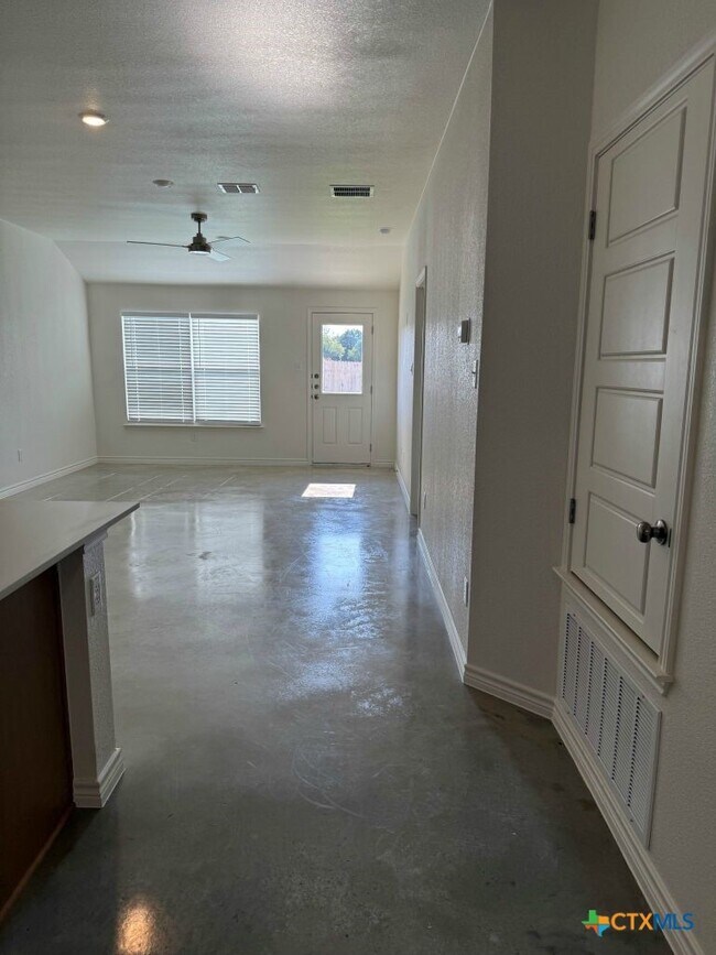 Building Photo - 1125 Lindsey Dr