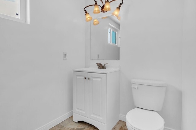 Building Photo - 915 E 91st St