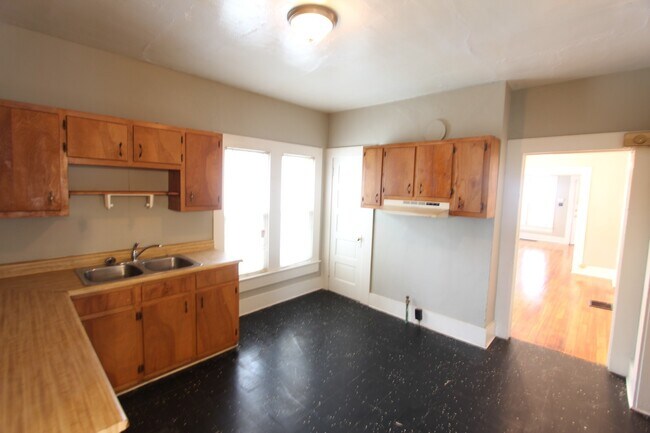 Building Photo - Bush Hills Beauty - 3 Bedroom 2 Bath