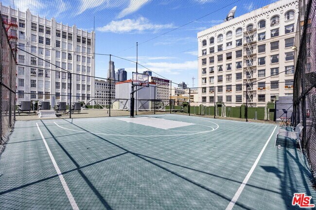 Building Photo - 315 E 8th St