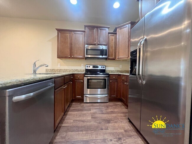Building Photo - Reserve Pointe Townhome with Community Pool!