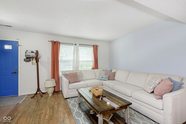 Building Photo - 266 E Pine Ridge Dr