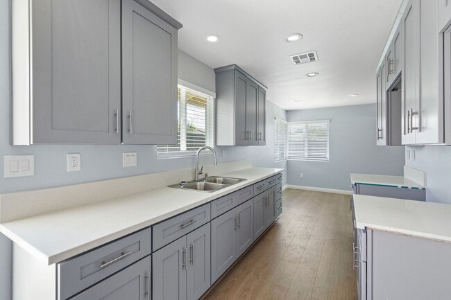 Primary Photo - FULLY UPDATED 2 Bedroom/ 2 bathroom condo ...