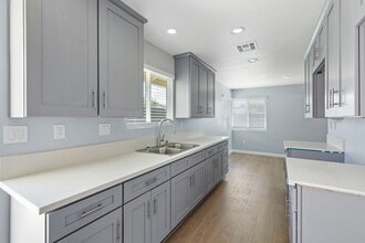 Building Photo - FULLY UPDATED 2 Bedroom/ 2 bathroom condo ...