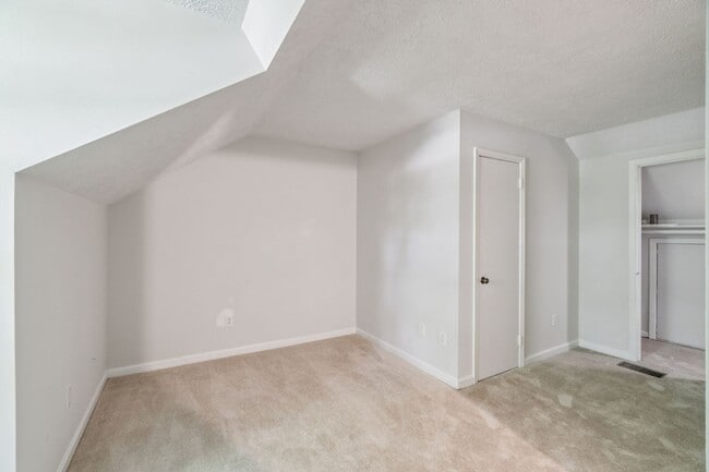 Building Photo - Wonderful, 4 level Arlington Brick townhome!