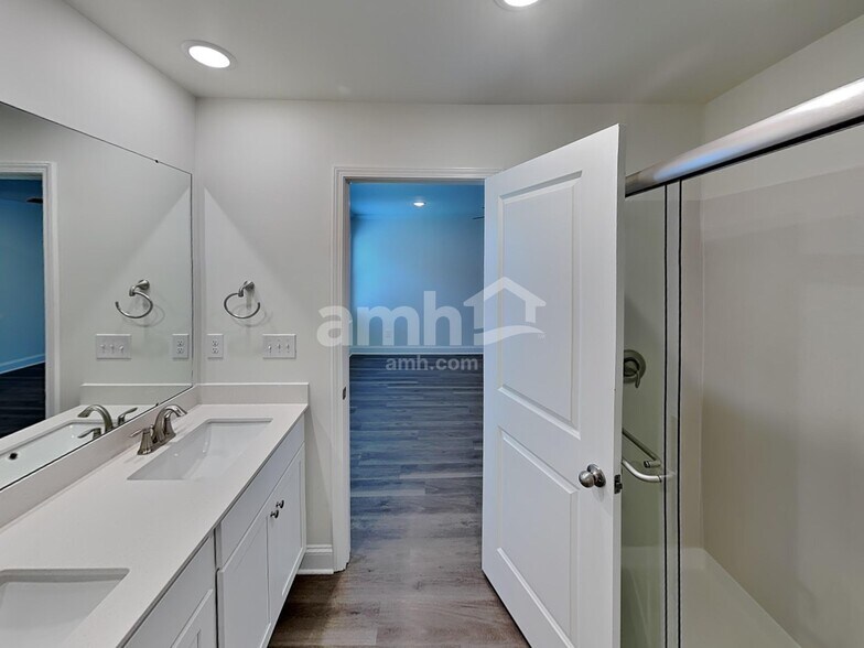 Building Photo - 6043 Rosemore Ln