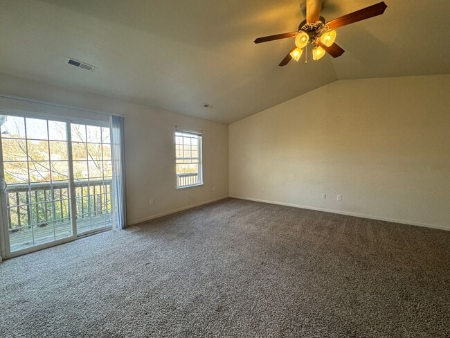 Building Photo - 3 Bed 2 Bath Duplex To Include Single Car ...