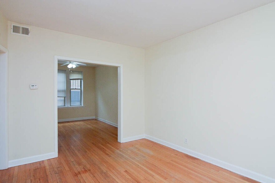 Building Photo - 557 W Aldine Ave