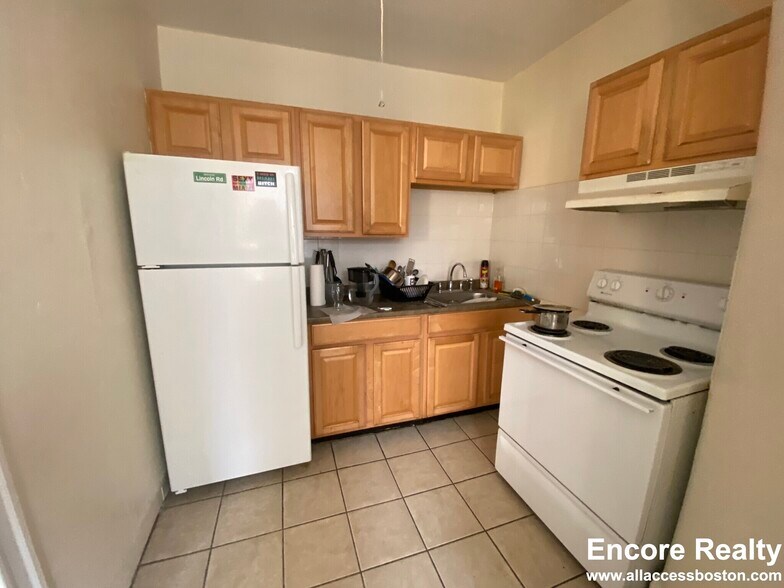 Building Photo - 208 Kelton St