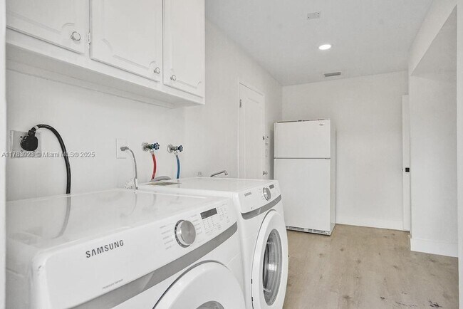 Building Photo - 1141 N North Lake Dr