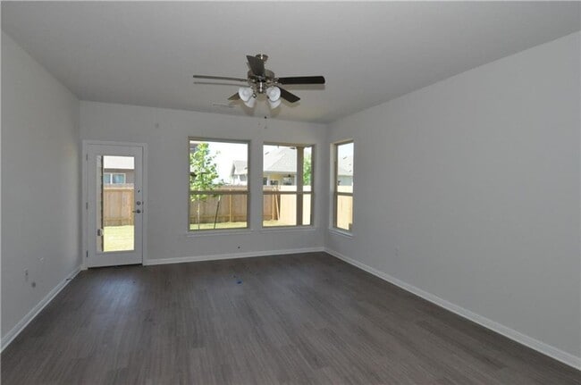 Building Photo - Great location in a quiet neighborhood! Pet Friendly!