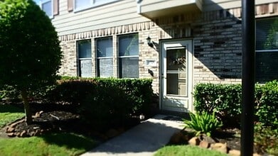 Building Photo - 1725 Kemah Village Dr