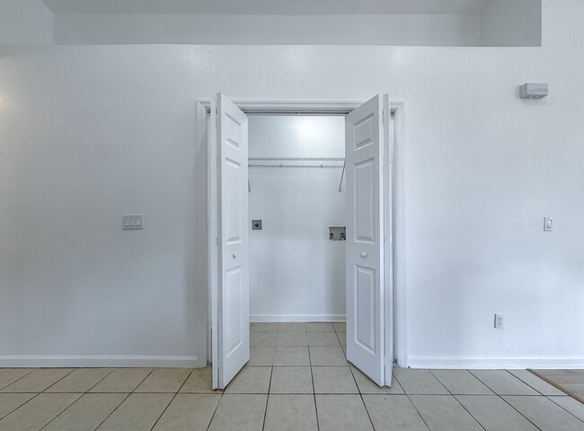 Building Photo - Renovated 3/2 House w/ New Paint/Flooring,...
