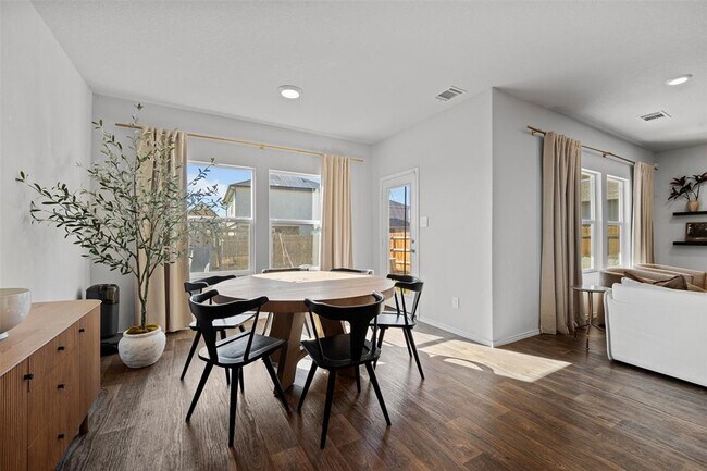 Building Photo - 144 Calgary Ln