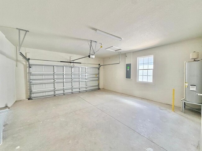 Building Photo - 6985 Oak Commons Way