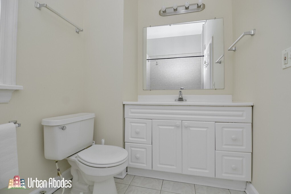 Building Photo - 2145 W Chicago Ave