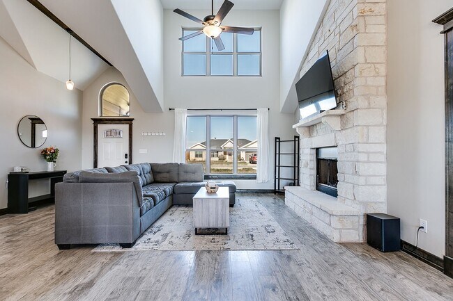 Building Photo - COMING APRIL 2026 - Beautiful Home in Buffalo Heights!