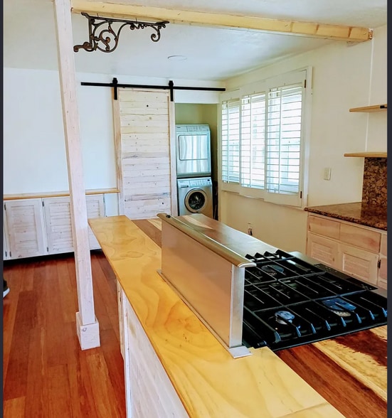 Building Photo - 699 Lottie St