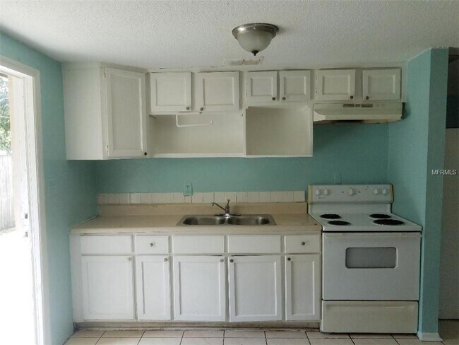 Kitchen - 1604 E Nome St