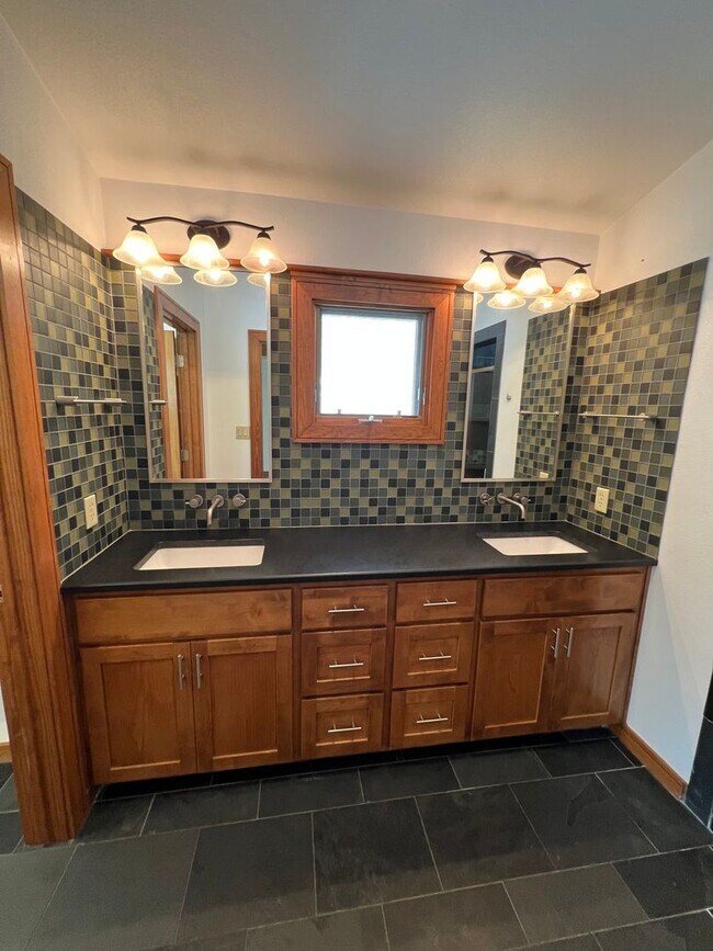 Building Photo - Luxury Home - Close to UT