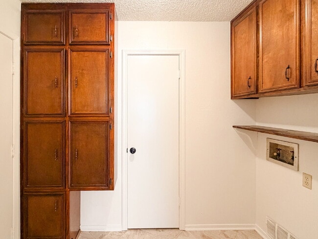Building Photo - 3 Bedroom, 2 Bath Home in Burleson - Great Location!