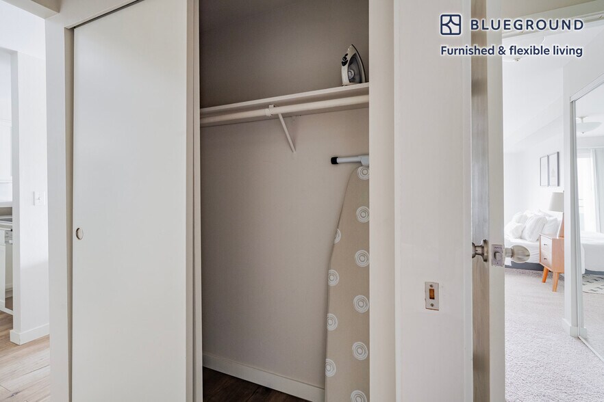 Building Photo - 526 Yale Ave N