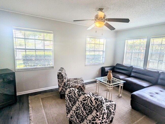 Building Photo - 1352 Riverside Cir