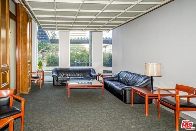 Building Photo - 800 W 1st St