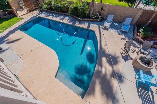 Building Photo - FURNISHED 2 Bedrooms plus den/loft & Private Pool