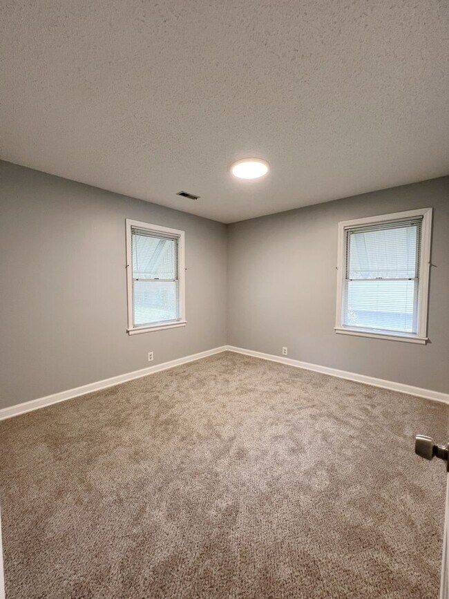 Building Photo - SEE IT NOW: Cozy 2-Bed, 1-Bath Ranch in Qu...