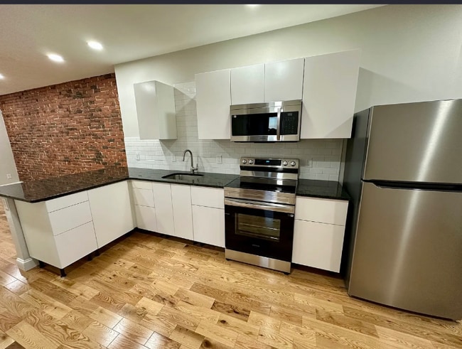 Building Photo - 66 Chatham St