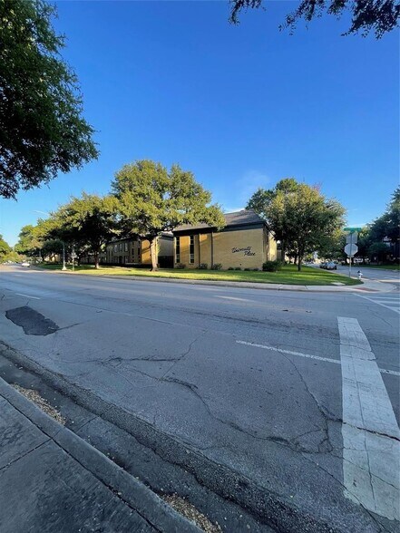 Building Photo - 6015 E University Blvd