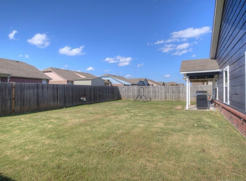 Large backyard!! - 120 Newman Cir