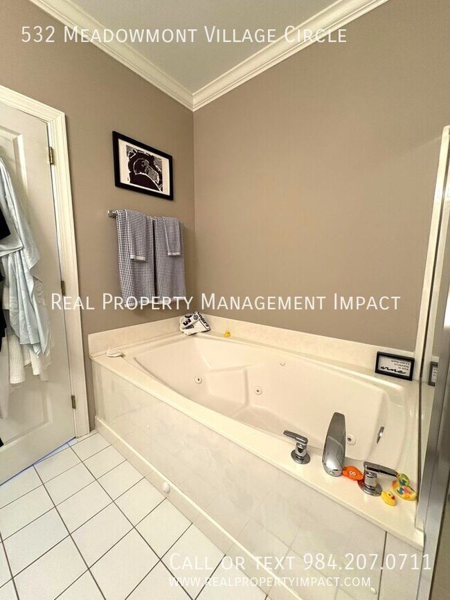 Building Photo - 532 Meadowmont Village Cir