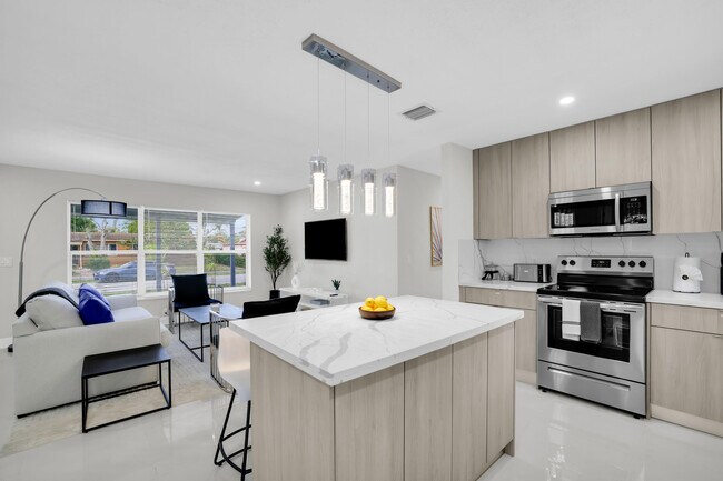 Building Photo - 3160 SW 20th Ct