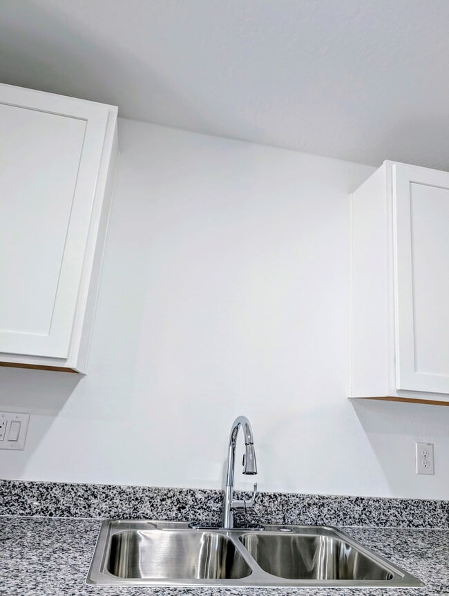 Building Photo - 711 Dylan Ct