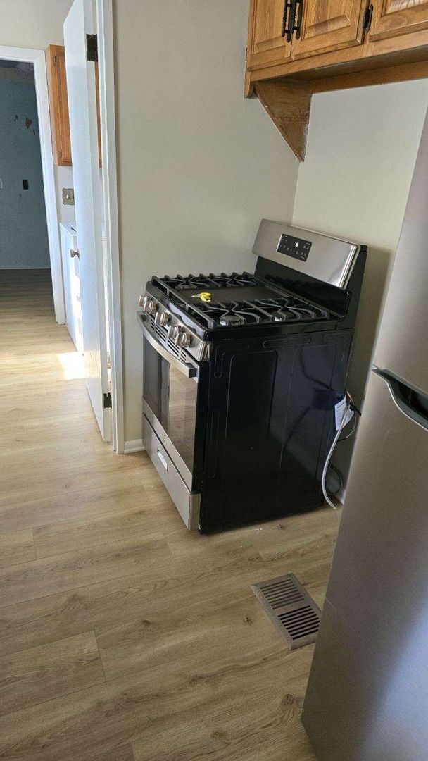 Building Photo - Recently Renovated 2 Bed 1 Bath