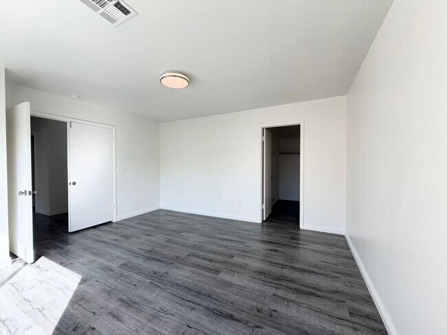 Building Photo - Beautifully renovated and move-in ready home located in the heart of Green Valley