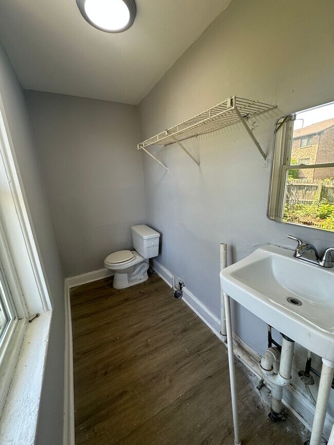 Building Photo - LARGE 4 Bed, 1.5 Bath ready for rent!