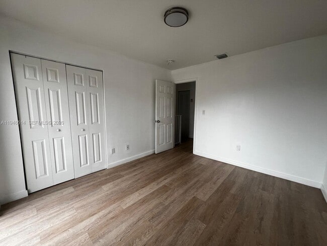 Building Photo - 324 W 74th Pl