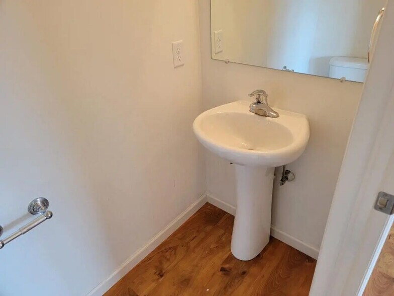 Building Photo - 639 Winding Ln