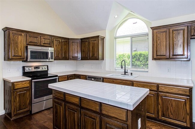 Building Photo - 3605 Bayton Dr