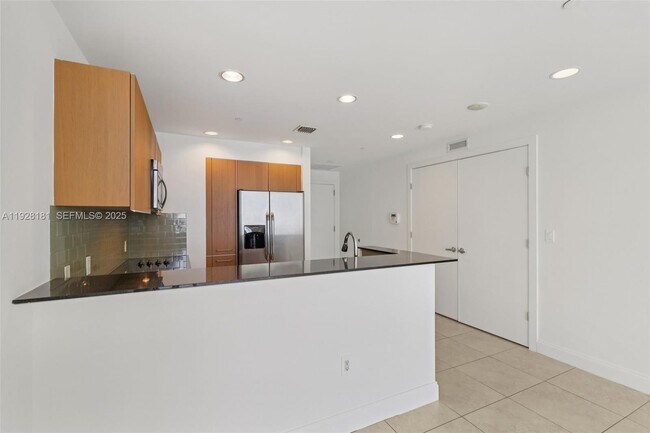 Building Photo - 1060 Brickell Ave