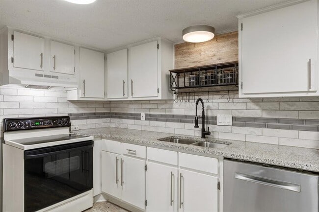 Building Photo - 6405 Chimney Creek Cir