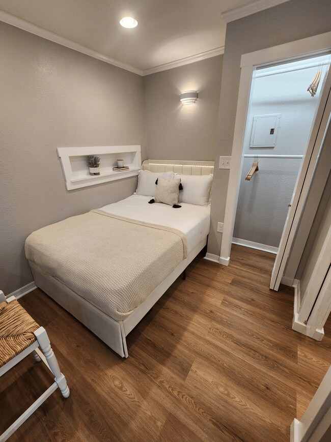 Building Photo - 490 E Stanford St