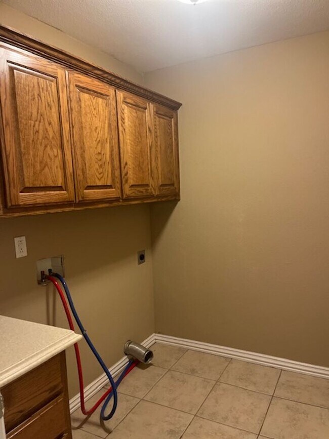 Building Photo - Bentonville 4 bedroom 3 car garage home ne...