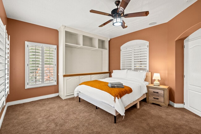 Building Photo - Elegant 5BR Furnished Estate with Pool & G...