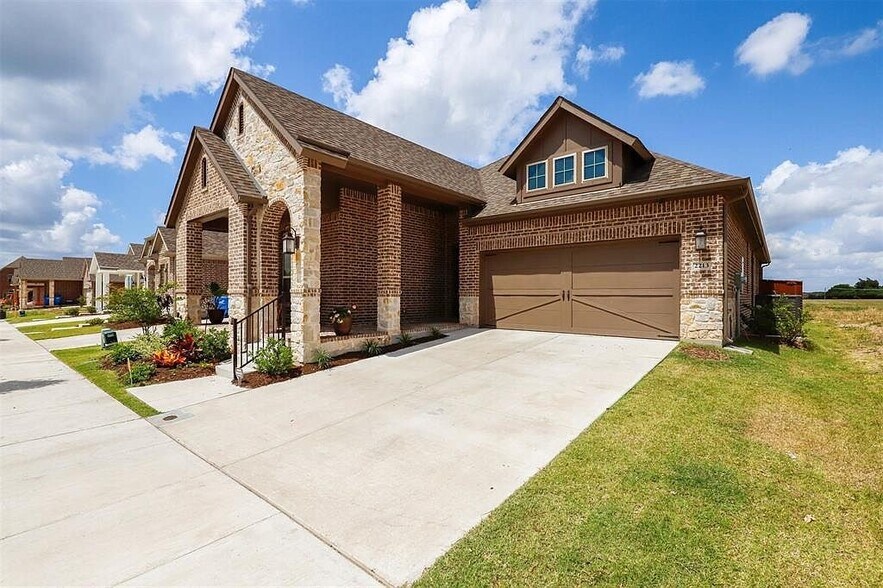 Building Photo - 2213 Laguna Dr